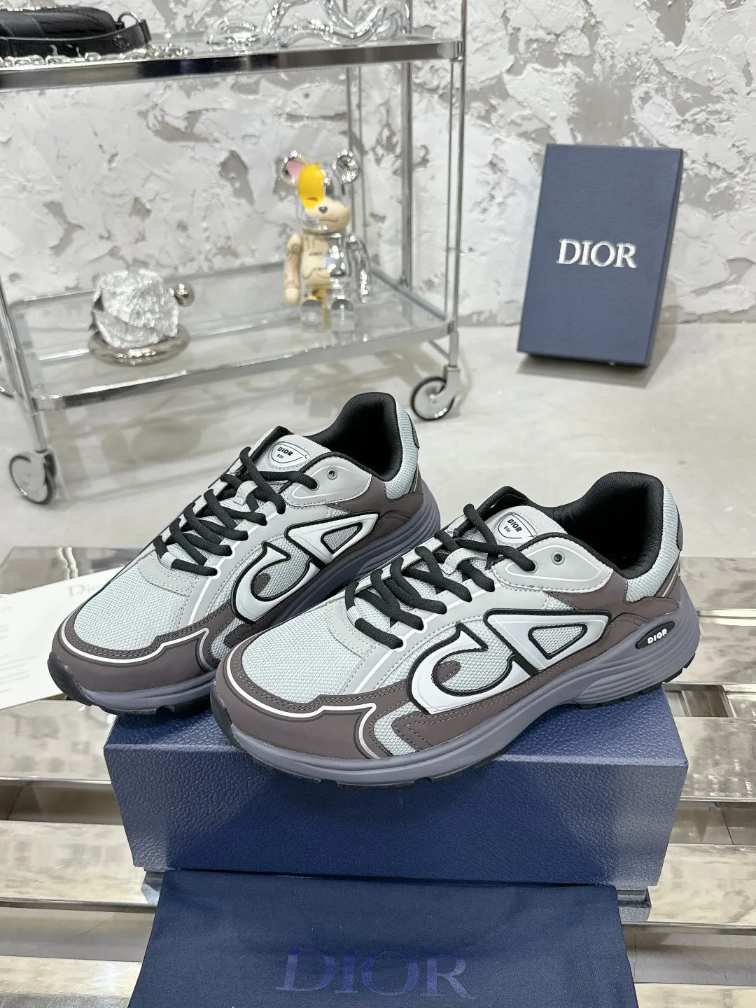 Men's men's shoes 💰600❤️❤️❤️High version Dior Dior's latest color matching B30 series reflective dad sneakers original 17380💰 purchased for development and production Brand new B30 sneakers Dad Shoes style shoes that follow the trend of the retro market The Dior logo on the tongue also indicates that this pair of shoes is the B30 model! B30 uses fine-textured leather and mesh cloth materials to form a shoe body. There are conspicuous letters CD on both sides of the shoe body to indicate identity. Many lines on the shoe body outline details to make the shoes look less monotonous and full of retro flavor. The delivery counter is exquisitely packaged🛍📦 ▪️Fabric: Original customized technical fabric + mesh ▪️Inner lining: Customized breathable lining ▪️Outsole: Original molded IP foam + TPU outsole ▪️Sole thickness: 3.5CM ▪️Size: Women’s size 35-40 / Men’s size 39-46